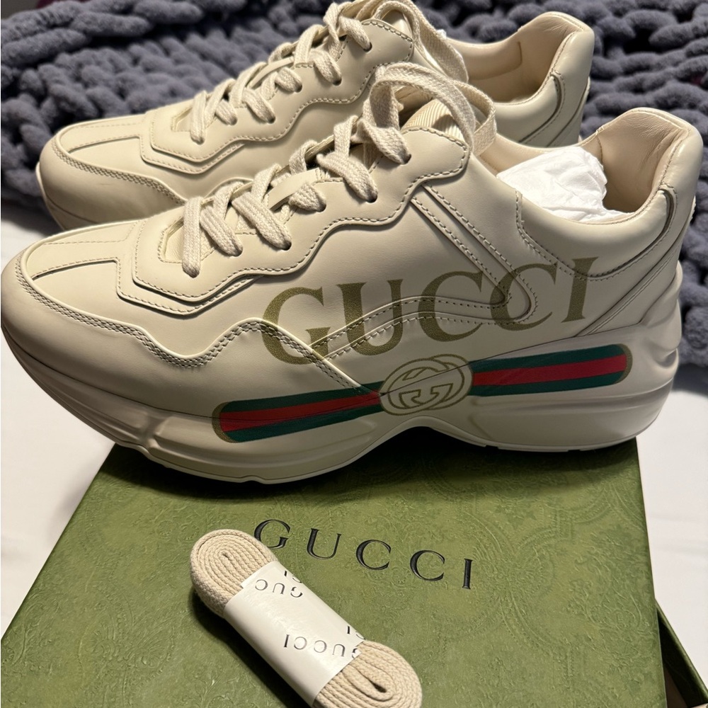 GUCCI LOGO LEATHER SNEAKER